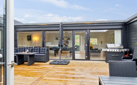 Marinus - 800M from the Sea: Tetto, Casa, Porta, Villetta, Shade, Raccordo, Cortile, Estate, Backyard