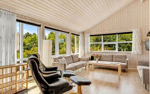 Lari - 600M from the Sea: Legna, Interior Design, Soffitto, Casa, Pavimentazione, Pavimento, Mobilia, Divano, Camera, Soggiorno
