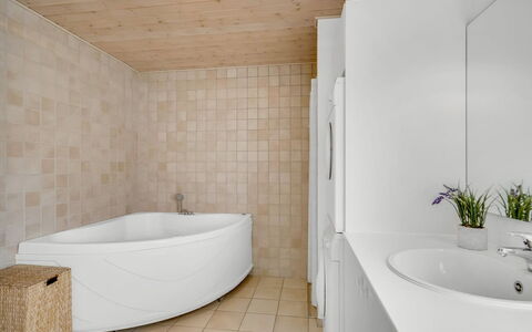Lari - 600M from the Sea: Pavimentazione, Pavimento, Interior Design, Parete, Idraulico Fixture, Bagno, Soffitto, Vasca Da Bagno, Camera, Idraulico
