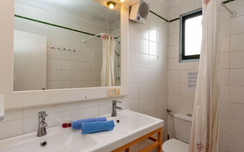 Villa Cassiopee: Specchio, Rubinetto, Idraulico Fixture, Lavello, Proprietà, Lavandino Del Bagno, Mobiletto Del Bagno, Blu, Bagno, Viola