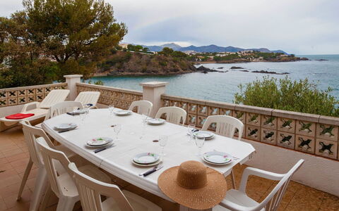 Villa Cassiopee: Tavolo, Acqua, Cielo, Tavola, Mobilia, Proprietà, Nube, Tavolo Esterno, Sedia, Mobili Da Esterno