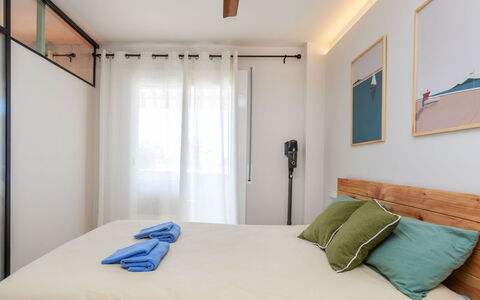 Loft Cau: Mobilia, Letto, Interior Design, Camera Da Letto, Bedding, Parete, Lenzuolo, Pavimento, Pavimentazione, Camera