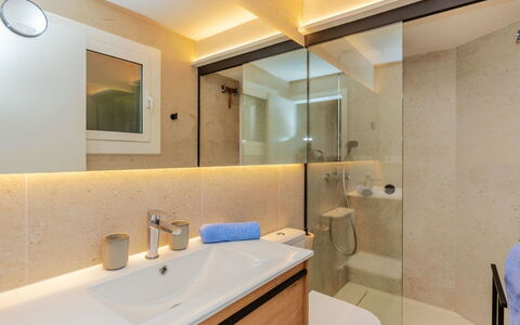 Loft Cau: Lavandino Del Bagno, Bagno, Idraulico Fixture, Pavimentazione, Interior Design, Specchio, Lavello, Pavimento, Mobiletto Del Bagno, Rubinetto