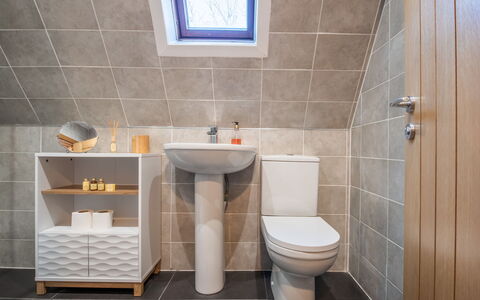 Loch Lochy Retreat: Parete, Bagno, Idraulico Fixture, Pavimentazione, Pavimento, Interior Design, Gabinetto, Lavello, Toilet Seat, Lavandino Del Bagno