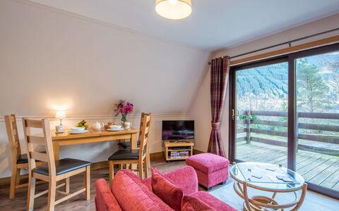 Loch Lochy Retreat: Cucina & Sala Da Pranzo Tavolo, Latifoglie, Ricorrere, Sedia, Hotel, Soggiorno, Tavolino Da Caffè, Eco Hotel, Pavimento In Legno, Bracciolo