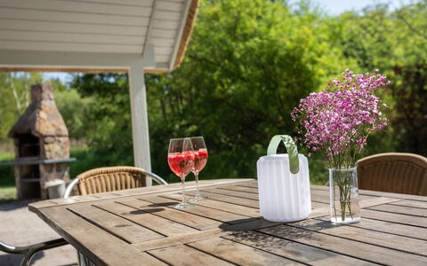 Ejvi - 4Km from the Sea: Bicchieri, Bottiglia, Vaso Di Fiori, Serveware, Tavolo Esterno, Pianta Della Casa, Mobili Da Esterno, Tagliare I Fiori, Latifoglie