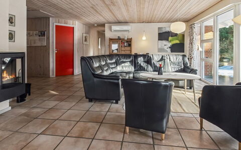 Alina - 1Km from the Sea: Mobilia, Interior Design, Sedia, Pavimentazione, Tavolo, Ricorrere, Pavimento, Soffitto, Camera, Eco Hotel