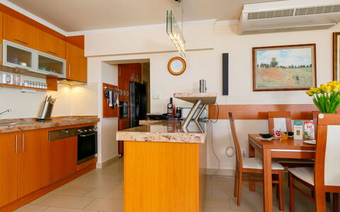Miralago: Cabinetry, Mobilia, Proprietà, Tavolo, Controsoffitto, Legna, Arancia, Interior Design, Illuminazione, Cornice