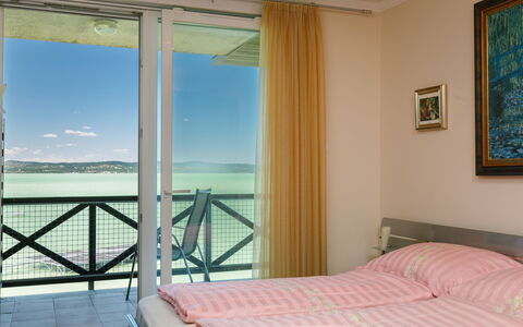 Miralago: Mobilia, Proprietà, Costruzione, Cielo, Comfort, Azzurro, Shade, Interior Design, Legna, Architettura