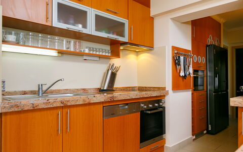 Miralago: Cabinetry, Proprietà, Controsoffitto, Rubinetto, Lavandino Della Cucina, Lavello, Legna, Arancia, Cucina, Interior Design