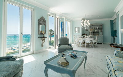 Celeste 700.2: Proprietà, Mobilia, Tavolo, Blu, Azzurro, Cornice, Interior Design, Pavimento, Soggiorno, Pavimentazione