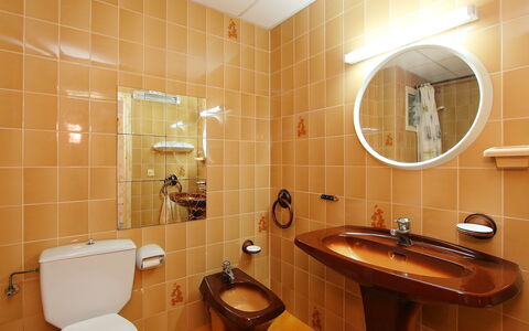 Puerto de la Selva: Bagno, Camera, Proprietà, Piastrella, Interior Design, Idraulico Fixture, Architettura, Costruzione, Parete, Toilet Seat