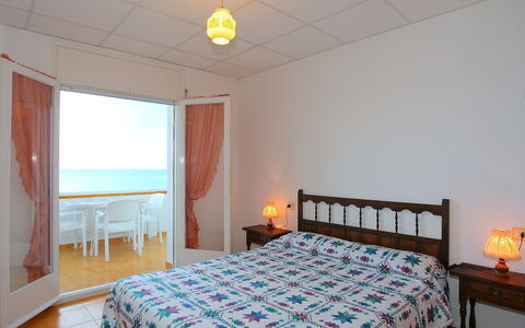 Puerto de la Selva: Camera Da Letto, Letto, Camera, Mobilia, Lenzuolo, Proprietà, Bedding, Telaio Del Letto, Pavimento, Soffitto