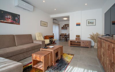 Artatore 301.1: Tavolo, Divano, Mobilia, Proprietà, Cornice, Cabinetry, Interior Design, Legna, Soggiorno, Pavimentazione