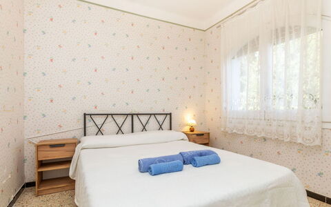 Llançà 603: Pavimento, Interior Design, Pavimentazione, Camera Da Letto, Camera, Appartamento, Soffitto, Letto, Lenzuolo, Biancheria