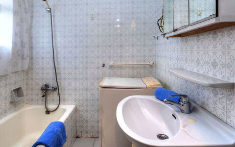 Llançà 603: Bagno, Camera, Proprietà, Parete, Rubinetto, Idraulico Fixture, Piastrella, Lavandino Del Bagno, Pavimento, Lavello