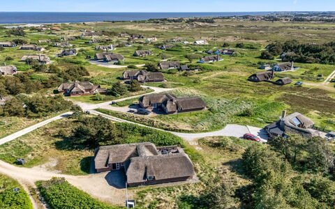Stella - 700M from the Sea: Mobilia, Interior Design, Pavimentazione, Pavimento, Soffitto, Camera, Sedia, Tavolo, Appartamento, Cucina & Sala Da Pranzo Tavolo