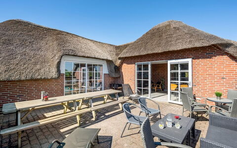 Stella - 700M from the Sea: Mobilia, Interior Design, Pavimentazione, Pavimento, Soffitto, Camera, Sedia, Tavolo, Appartamento, Cucina & Sala Da Pranzo Tavolo