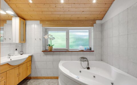 Samine - 2Km from the Sea: Pavimentazione, Interior Design, Idraulico Fixture, Pavimento, Soffitto, Bagno, Legna, Lavello, Rubinetto, Vasca Da Bagno