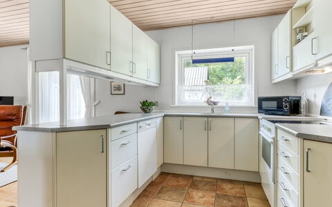 Gilbert - 500M from the Sea: Pavimentazione, Cucina, Interior Design, Controsoffitto, Legna, Elettrodomestico Da Cucina, Cabinetry, Soffitto, Pavimento, Apparecchio Major