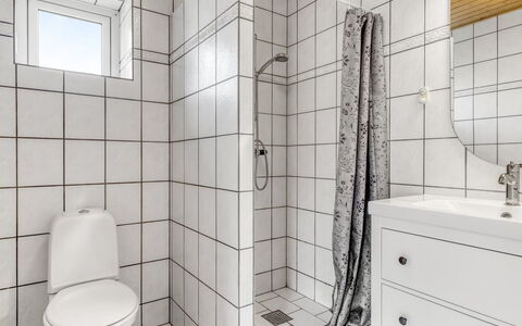 Gilbert - 500M from the Sea: Bagno, Pavimentazione, Parete, Pavimento, Idraulico Fixture, Toilet Seat, Gabinetto, Interior Design, Idraulico, Piastrella