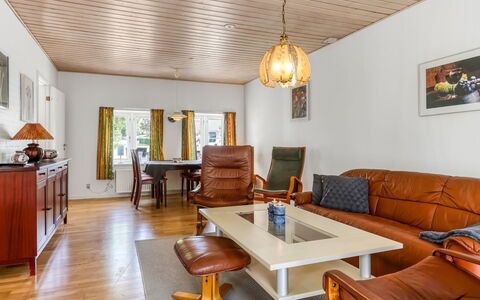Gilbert - 500M from the Sea: Mobilia, Interior Design, Pavimentazione, Divano, Parete, Pavimento, Legna, Soffitto, Pavimento In Legno, Soggiorno