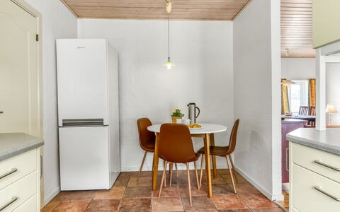 Gilbert - 500M from the Sea: Pavimentazione, Parete, Interior Design, Pavimento, Legna, Apparecchio Major, Elettrodomestico Da Cucina, Soffitto, Cucina, Mobilia