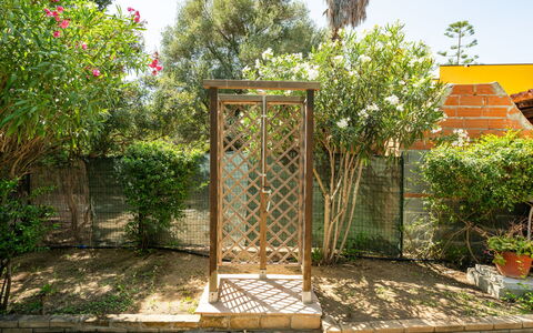 Cordolino Blu: Pianta, Cielo, Porta, Shade, Legna, Albero, Manto Stradale, Costruzione, Paesaggio, Erba