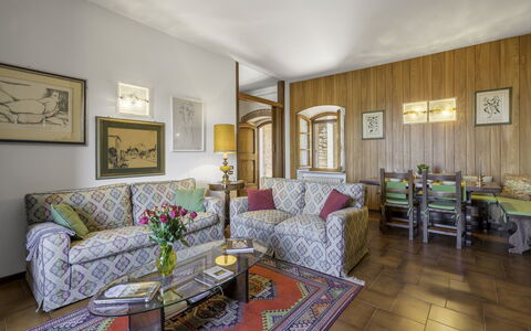 Casa Martina, Piazza Delle Erbe, San Gimignano: Mobilia, Interior Design, Pavimentazione, Divano, Pavimento, Camera, Soffitto, Tavolo, Soggiorno, Illuminazione