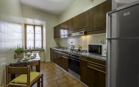 Casa Martina, Piazza Delle Erbe, San Gimignano: Cucina, Elettrodomestico Da Cucina, Controsoffitto, Apparecchio Major, Pavimentazione, Interior Design, Cabinetry, Legna, Soffitto, Mobilia