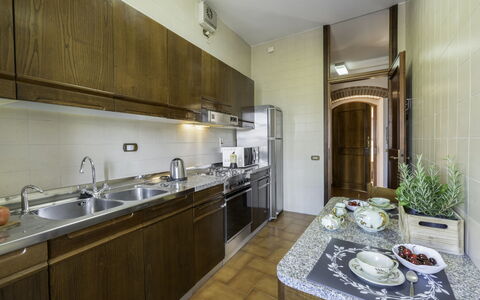 Casa Martina, Piazza Delle Erbe, San Gimignano: Cucina, Elettrodomestico Da Cucina, Controsoffitto, Apparecchio Major, Pavimentazione, Interior Design, Cabinetry, Lavandino Della Cucina, Pavimento, Elettrodomestico