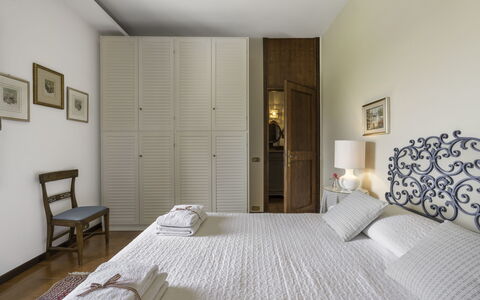 Casa Martina, Piazza Delle Erbe, San Gimignano: Letto, Mobilia, Camera Da Letto, Interior Design, Bedding, Lenzuolo, Pavimentazione, Pavimento, Legna, Camera