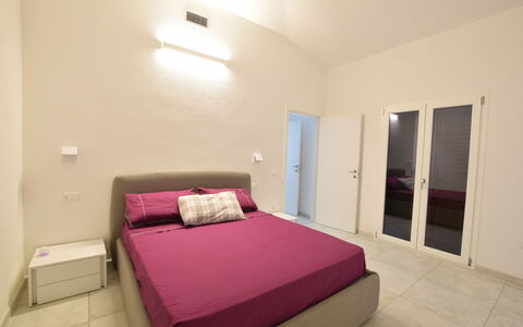 Villa Del Sole In Budoni Sea View: Mobilia, Proprietà, Comfort, Legna, Costruzione, Letto, Porta, Interior Design, Pavimentazione