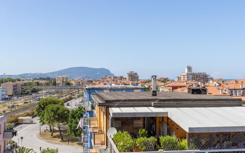 Conero Bluloft: Cielo, Giorno, Pianta, Costruzione, Urban Design, Albero, Zona Residenziale, Mattina, Immobiliare, Città