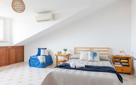 Conero Bluloft: Mobilia, Interior Design, Pavimentazione, Pavimento, Camera Da Letto, Legna, Letto, Camera, Biancheria, Soffitto