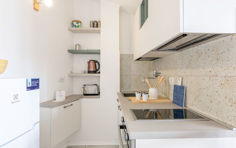 Conero Bluloft: Controsoffitto, Cucina, Elettrodomestico Da Cucina, Interior Design, Cabinetry, Pavimentazione, Legna, Mobilia, Apparecchio Major, Lavandino Della Cucina