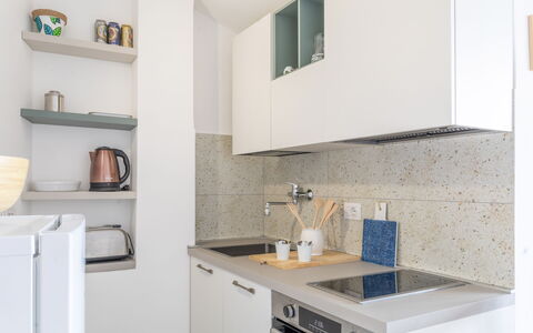 Conero Bluloft: Controsoffitto, Cucina, Elettrodomestico Da Cucina, Interior Design, Cabinetry, Apparecchio Major, Pavimentazione, Legna, Mobilia, Camera