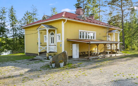 Kaislajärven Huvila: Mobilia, Interior Design, Pavimentazione, Pavimento, Tavolo, Soffitto, Cucina & Sala Da Pranzo Tavolo, Illuminazione, Sedia, Casa
