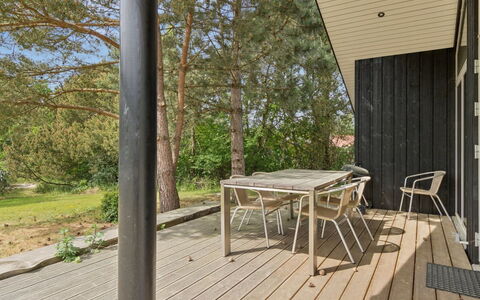 Vojdan - 600M from the Sea: Legna, Pavimento In Legno, Pavimentazione, Deck, Portico, Latifoglie, Plank, Shade, Sedia, Color Legno