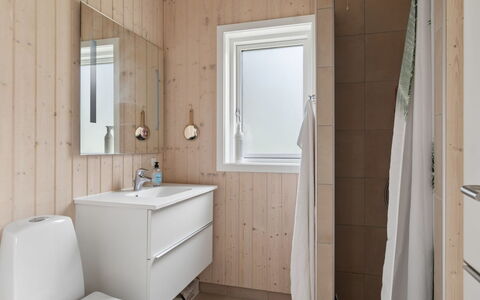 Vojdan - 600M from the Sea: Pavimentazione, Pavimento, Parete, Legna, Idraulico Fixture, Interior Design, Lavello, Bagno, Soffitto, Idraulico