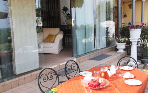 Villa Paradiso: Tavolo, Tavola, Proprietà, Mobilia, Pianta, Sedia, Dishware, Legna, Interior Design, Illuminazione
