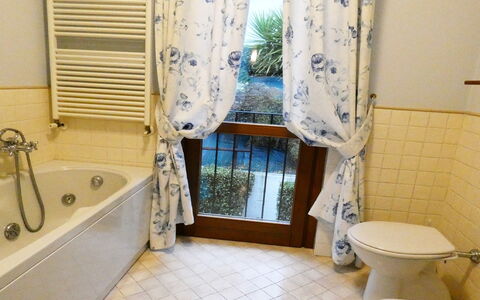 Villa Paradiso: Idraulico Fixture, Proprietà, Rubinetto, Bagno, Lavello, Tenda, Interior Design, Legna, Lavandino Del Bagno, Costruzione
