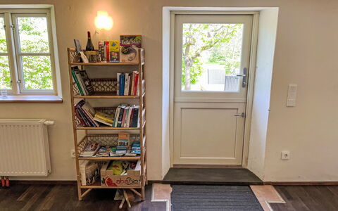 Eschengrund: Finestra, Libreria, Mensola, Legna, Costruzione, Interior Design, Scaffalature, Porta, Pavimento