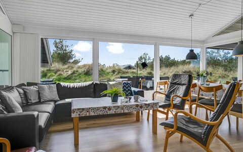 Annlisa - 1Km from the Sea: Legna, Mobilia, Pavimentazione, Interior Design, Pavimento, Casa, Soffitto, Sedia, Soggiorno, Divano