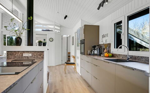 Annlisa - 1Km from the Sea: Cucina, Controsoffitto, Legna, Pavimentazione, Interior Design, Elettrodomestico Da Cucina, Cabinetry, Soffitto, Apparecchio Major, Pavimento