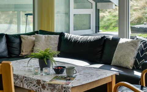 Annlisa - 1Km from the Sea: Mobilia, Legna, Interior Design, Pavimentazione, Pavimento, Tavolo, Soggiorno, Sedia, Divano, Lancia Cuscino