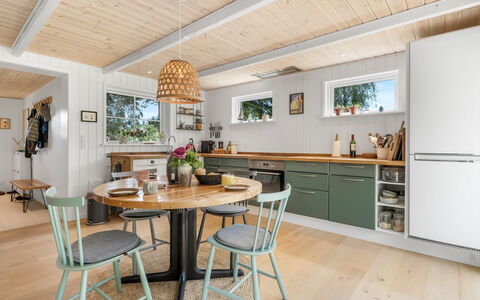 Jenvold - 1.5Km from the Sea: Mobilia, Interior Design, Cucina, Pavimentazione, Legna, Controsoffitto, Cucina & Sala Da Pranzo Tavolo, Tavolo, Soffitto, Sedia