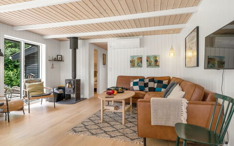Jenvold - 1.5Km from the Sea: Mobilia, Interior Design, Pavimentazione, Parete, Pavimento, Legna, Soffitto, Pavimento In Legno, Divano, Soggiorno