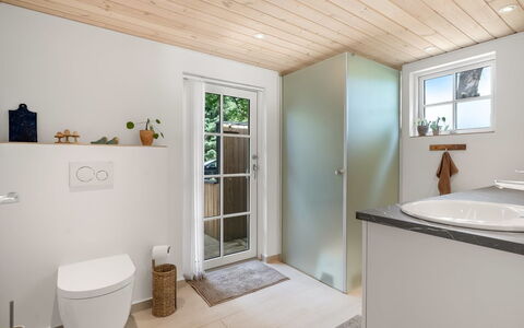 Jenvold - 1.5Km from the Sea: Pavimentazione, Idraulico Fixture, Pavimento, Legna, Interior Design, Soffitto, Bagno, Idraulico, Casa, Lavello
