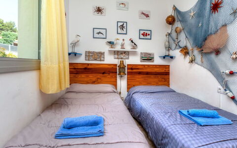 Fane de Baix i: Mobilia, Proprietà, Comfort, Blu, Azzurro, Legna, Tessile, Interior Design, Letto, Pavimento